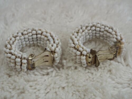 Pendientes blancos con clip de aro de micro cuentas (B56) - Imagen 2 de 2