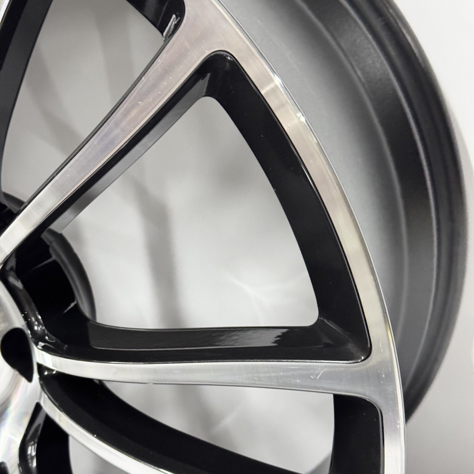 (1) McLaren 570S MACHINED BLACK Rear Wheel 10JX20” P/N 13B0566CP OEM