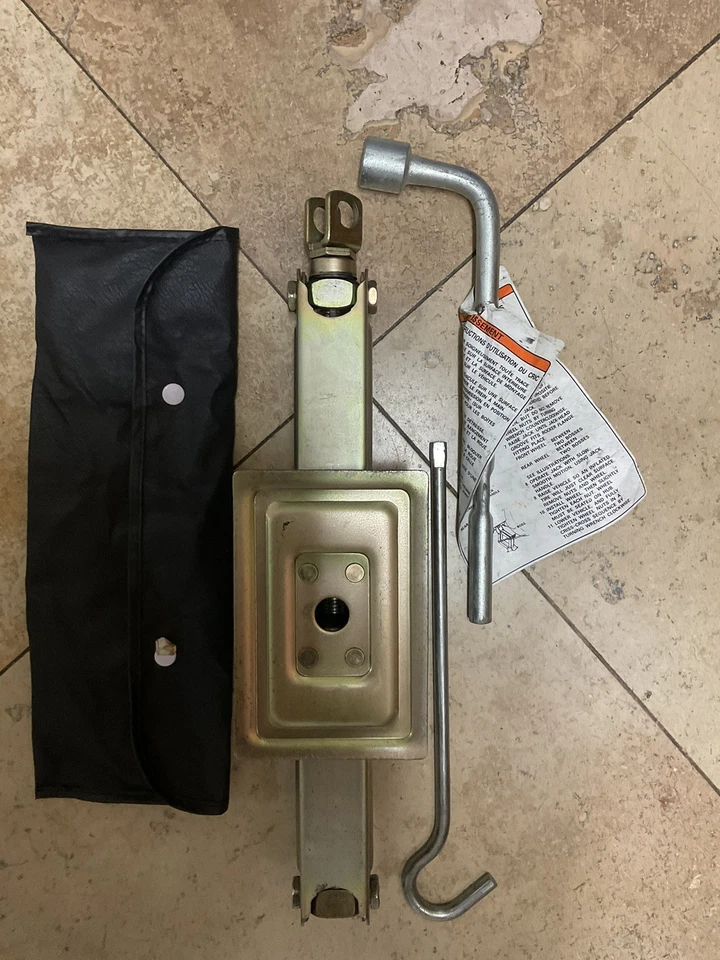 1999 - 2000 - 2001 - 2002 - 2003 - 2004 - 2005 铃木 Vitara 轮胎插孔和工具 — 第 3/4 张图片