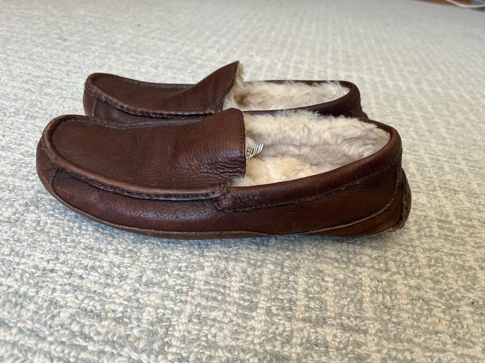 Mocassini da guida UGG da uomo taglia 10 Ascot in pelle marrone foderati in shearling 5379