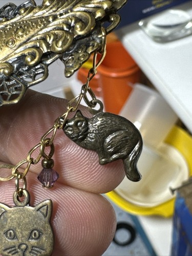 VTG Brass Cat Lover Brooch Pin Tone Dangle Kitty Cat Charm Purple Gem Lapel Pin - Picture 3 of 12