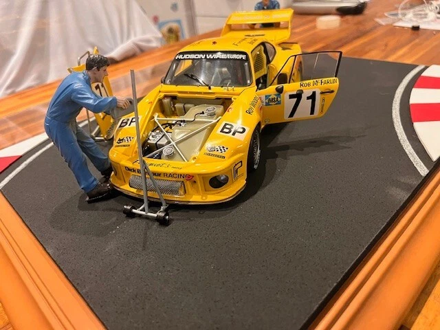 Diorama Exoto 1:18 Porsche 935 #71 Hawaiian Tropic W/2 Mechanics and Race track - Photo 3/4