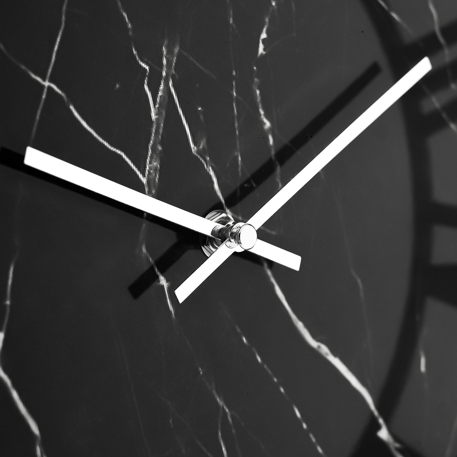 Arviny Vintage Wanduhr 40 Cm – Römische Ziffern, Leise, Batteriebetrieben, Metall-Skelett-Design (Silber)