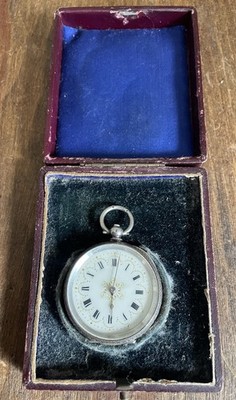 ANTIKE SCHWEIZER .935 SILBER TASCHENUHR DAMENUHR IM ETUI 