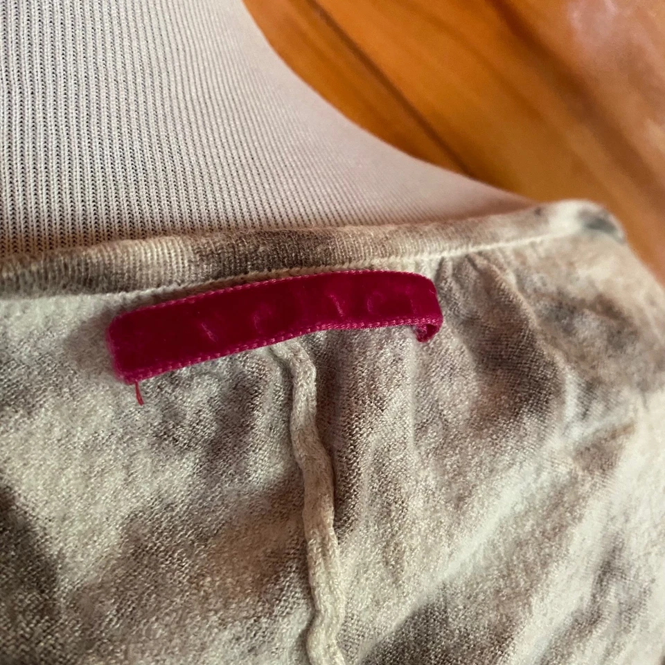 Top tejido terciopelo cachemir mezcla seda cuello en V marrón beige pequeño tie dye Foto 3 de 4