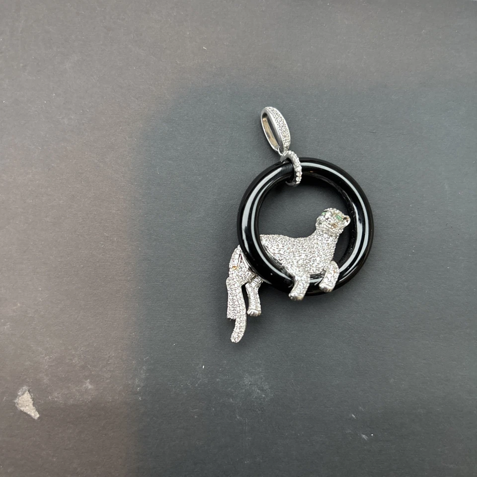 Colgante de plata de ley con joyas para gato sentado con piedras de circonita cúbica Foto 2 de 4