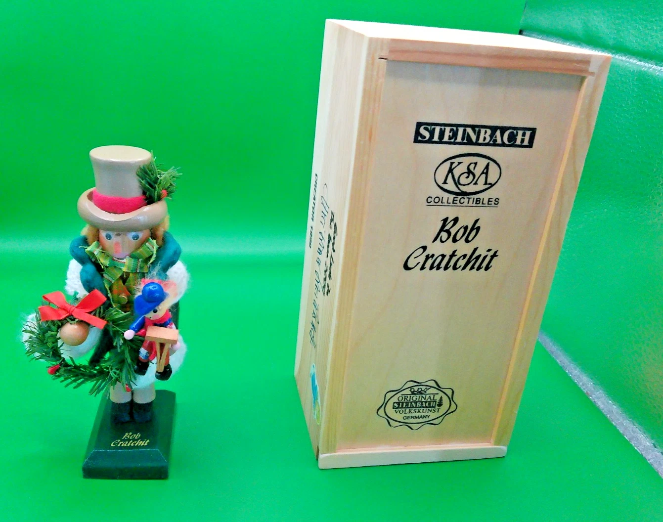 Mini Steinbach Bob Cratchit & Tiny Tim Nutcracker SIGNED BOX Limited Edition
Opens in a new window o
