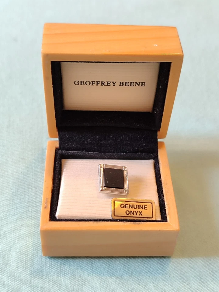 Pin de solapa firmado Geoffrey Beene tono plata ónix negro corbata tac en caja de madera Foto 2 de 4