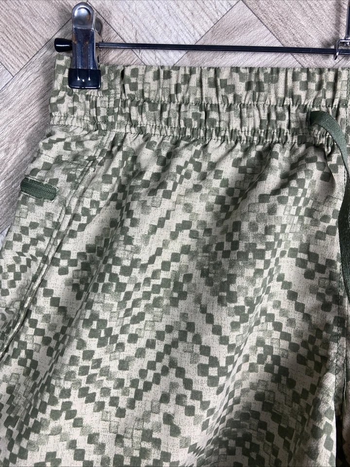 North Face Womens Green Patterned Activewear Shorts Zip Pocket Size Medium - Image 2 of 4