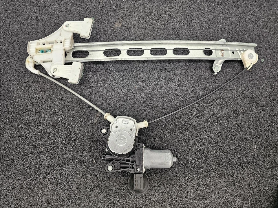 SUZUKI SWIFT RIGHT FRONT POWER WINDOW REGULATOR MOTOR 08/2010-03/2017 778415 - image 2 of 4