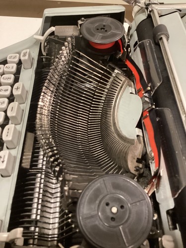 MÁQUINA DE ESCRIBIR HERMES 3000. FUENTE TECHNO ELITE. DISEÑO ESPAÑOL. Hecho en Suiza 1969 - Imagen 16 de 24