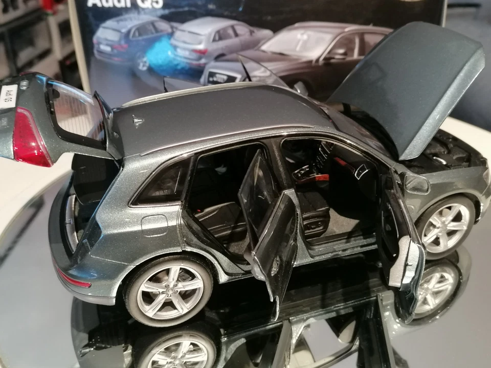 Kyosho 1/18 Audi Q5 2012 Quartz Grey with original external Box - First Edition - Immagine 3 di 4