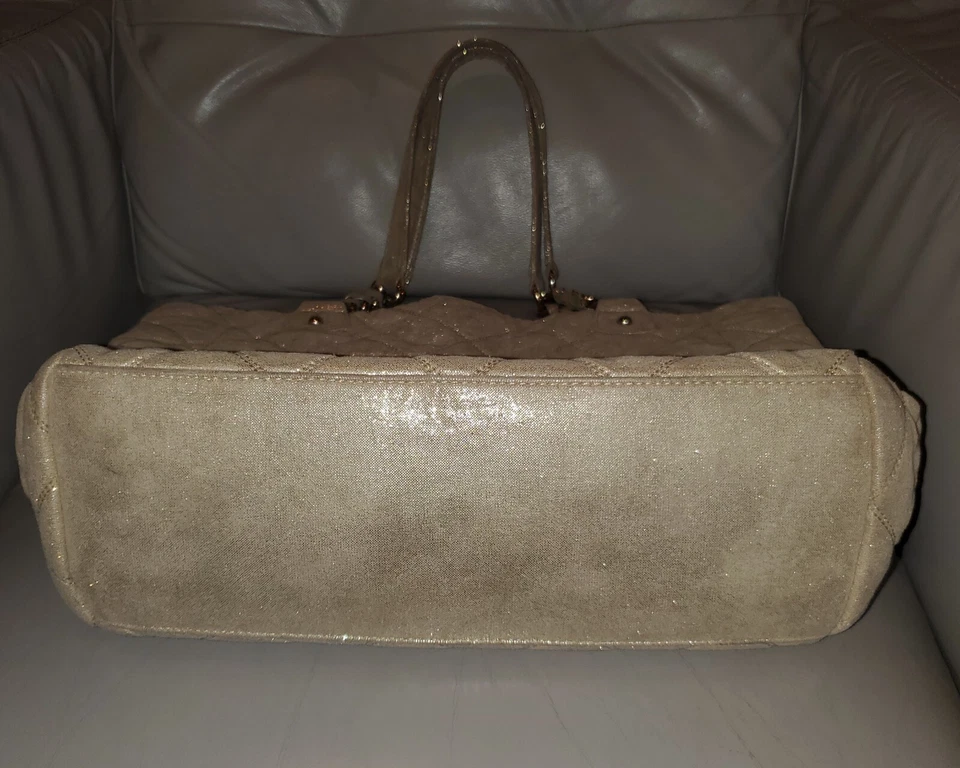 Bolso de hombro grande acolchado Deux Lux forrado en tela metálica dorada Foto 3 de 4