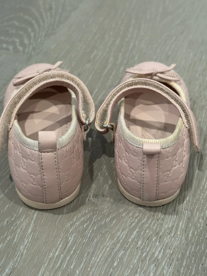 Auténticas sandalias Gucci para niñas Mary Jane en relieve 22/5/6 Foto 3 de 4