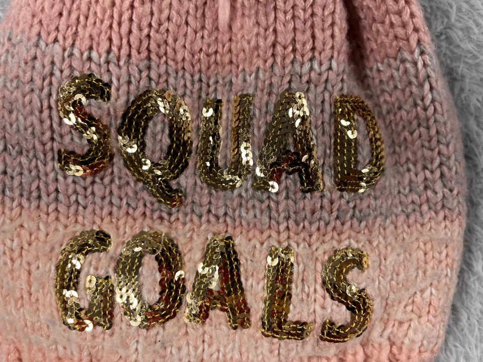 Gorro Squad Goals Toque Youth extra grande lantejoulas de malha rosa forrado de acrílico Pom - Imagem 2 de 4