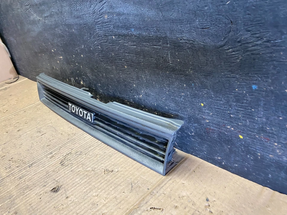 Parrilla delantera superior Toyota Corolla 1988-1992 con soporte de inserción OEM S9598 DG Foto 2 de 4