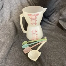 Vtg Tupperware Measuring Cup Wet Dry Two Sided & Pastel Measuring Spoons Set