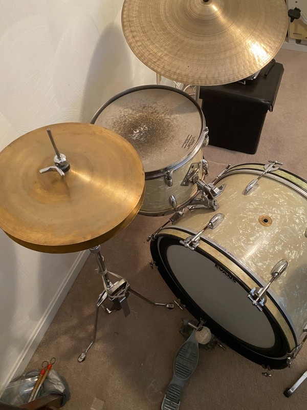 Vintage Gretsch White Marine Pearl Drum Kit – Bass, Rack Tom, Floor Tom, Snare +