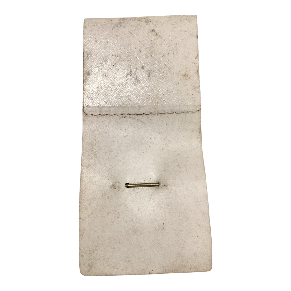 Редкая винтажная булавка 1957 Pit Crew Pin Indianapolis Motor Speedway #1722 - Изображение 2 из 2