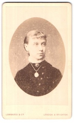 Fotografie Lombardi & Co., London-SW, 13, Pall Mall East, Portrait junge Dame m 
