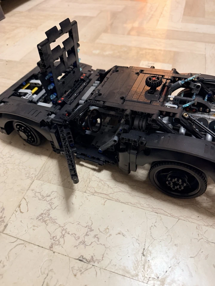LEGO Technic 42127 The Batman - Batmobile, foto 1 di 4