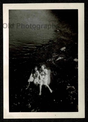 LOOKING DOWN ON 2 WOMEN RIVER ROCK LEG WATER COOLING OFF OLD/VINTAGE PHOTO- F780
