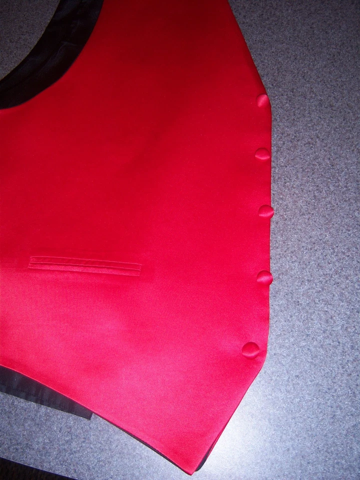 Chaleco de espalda completa de satén rojo y pajarita con bandas - grande para hombre (se adapta a abrigo para hombre 43-46) Foto 4 de 4
