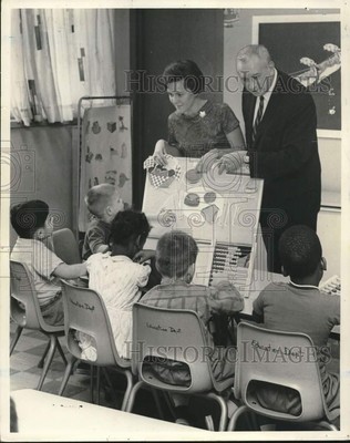 1968 Press Photo Elsie Horseman and Dr. Hammond Teaching at West Brighton School
