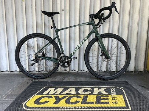 2021 Giant Revolt 2 Gravel Bicycle 