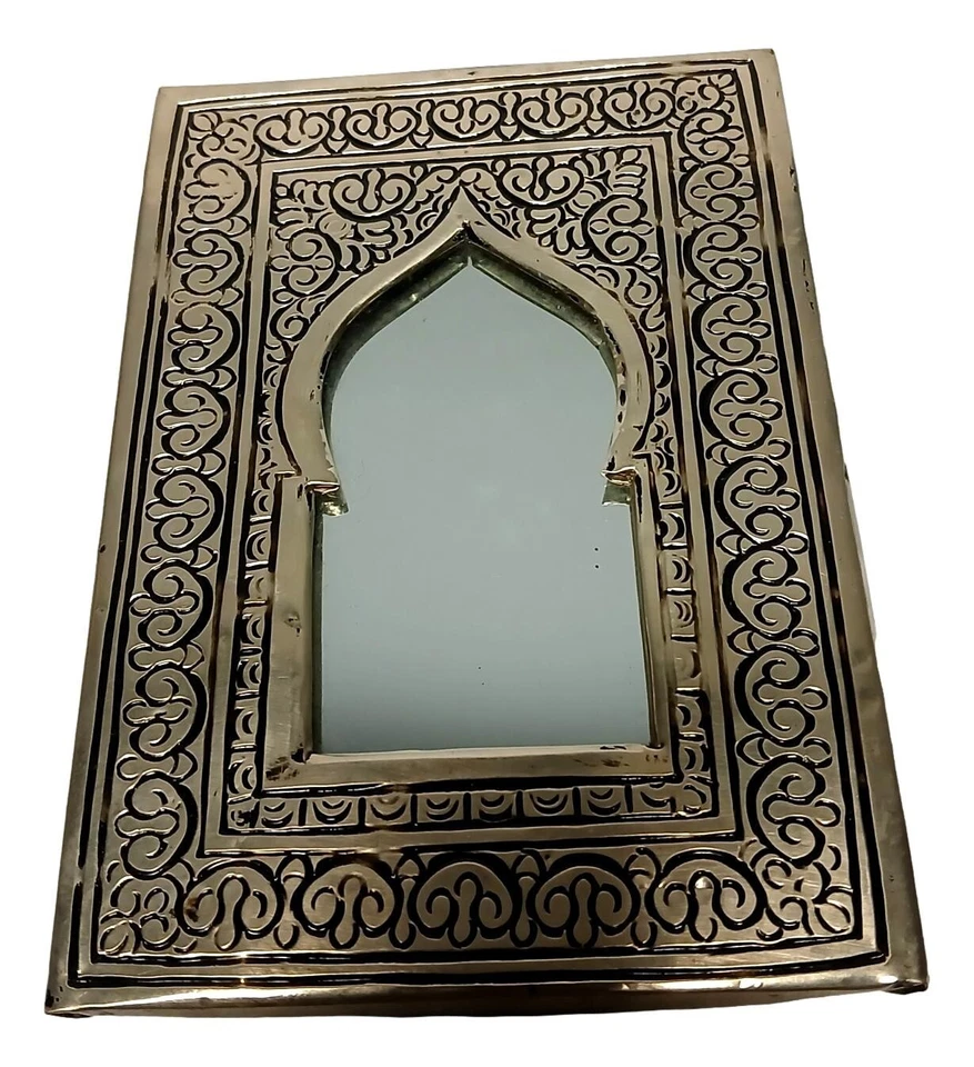Espejo de mano marroquí pequeño de metal color plata decoración forma de puerta hecho a mano Foto 2 de 4