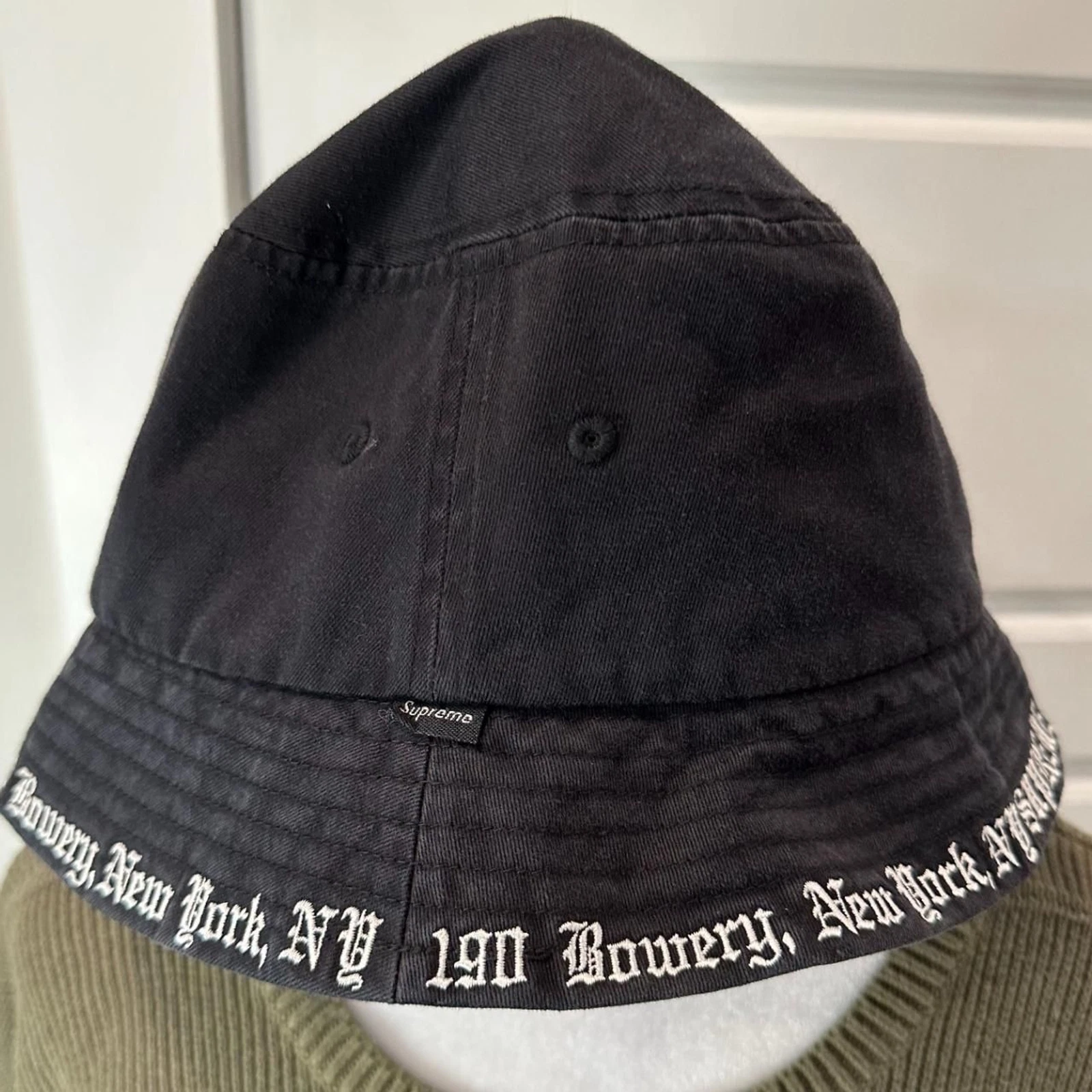 Chapeau seau concasseur de bord brodé noir suprême taille M L