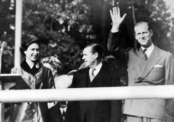 Hm. Queen Elizabeth With The Duke Of Edinburgh 1957 Historic Old Photo-image