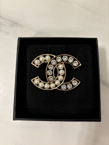 Chanel pearl cc brooch - Gem Chanel pearl cc brooch - Gem