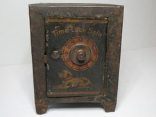 Antiguo banco de monedas de hojalata con gráficos de perro TIME LOCK COMBINADO CAJA FUERTE de 1920