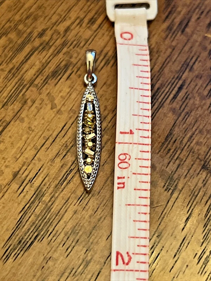 Colgante hoja diamante amarillo (IR) rodio y platino sobre plata de ley 0. Foto 2 de 4