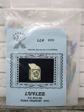 Vintage NIP Unused Luvlee Plastic Canvas Tissue Box Cover 928 Violets