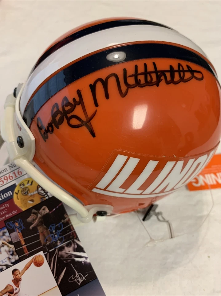 MINICAPACETE BOBBY MITCHELL ILLINOIS LUTA ILLINI HOF JSA CERTIFICADO DE AUTENTICIDADE ASSINADO Marrom - Imagem 2 de 4