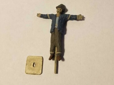 Arttista Scarecrow on Pole #1613 - O Scale On30 On3 Figures People - New 718103146562 | eBay