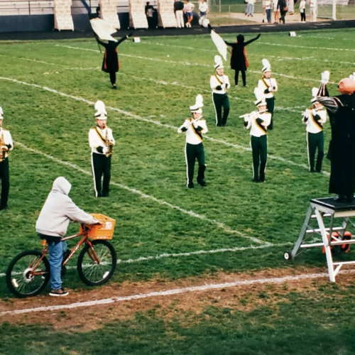 Snapshot Photo Band Performing E.T. 4x6 High School Bike Rider Boy Music A2637 - Afbeelding 1 van 6
