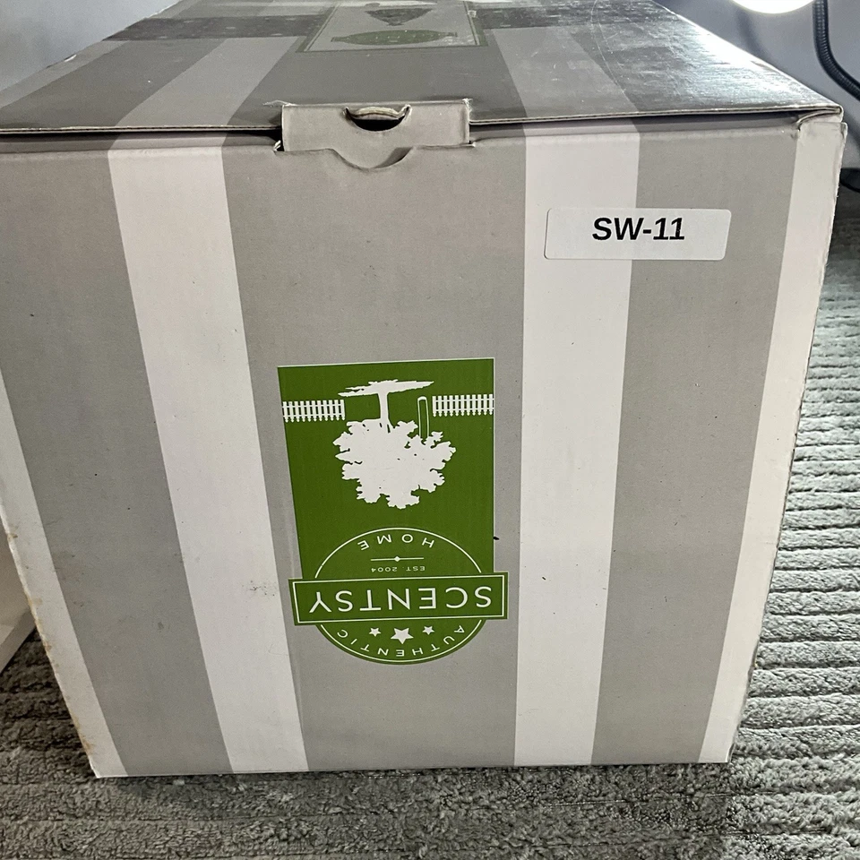 Scentsy All Aglow 大号绿色圣诞树加热器已停产 — 第 2/2 张图片