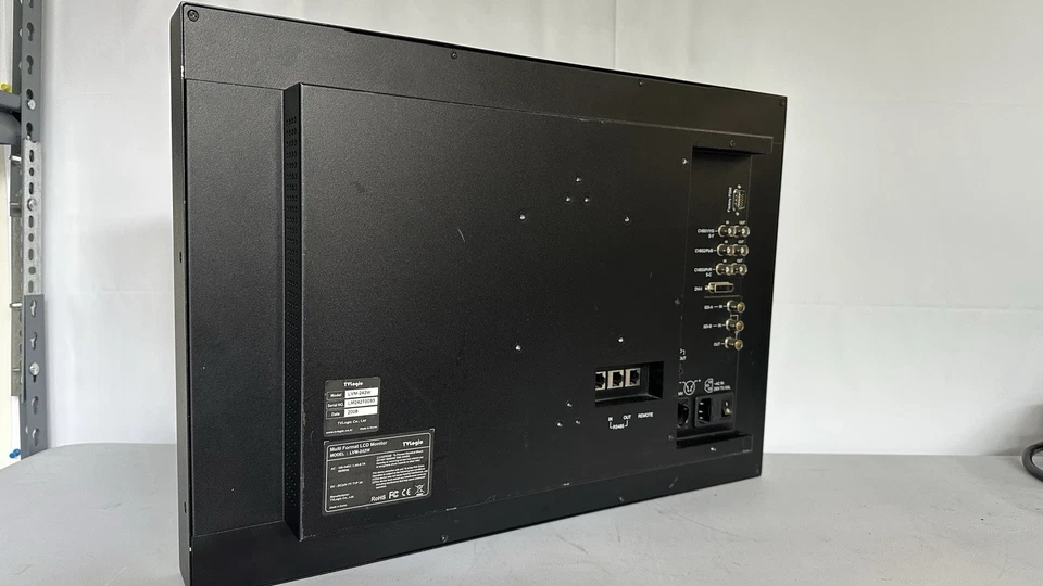 Monitor LCD TVLogic LVM-242W 24" Multiformato Broadcast Foto 4 de 4