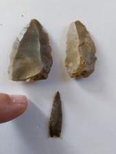 PREHISTOIRE OUTIL POINTES DE FLECHES 3 SILEX COUTEAUX ARTEFACS COLLECTION ANCIEN