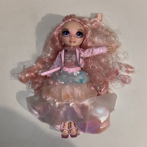 Rainbow High Winter Wonderland Bella Parker Modepuppe mit Kleid Outfit. - Bild 1 von 4