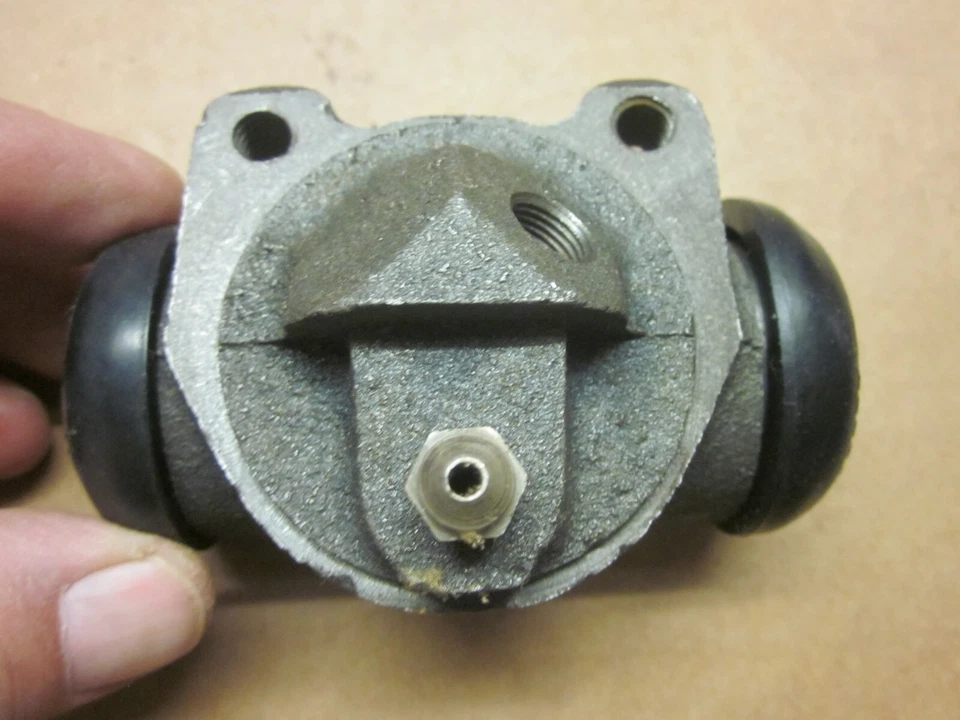 Cilindro de rueda trasera izquierda Plymouth 1942 Foto 2 de 3