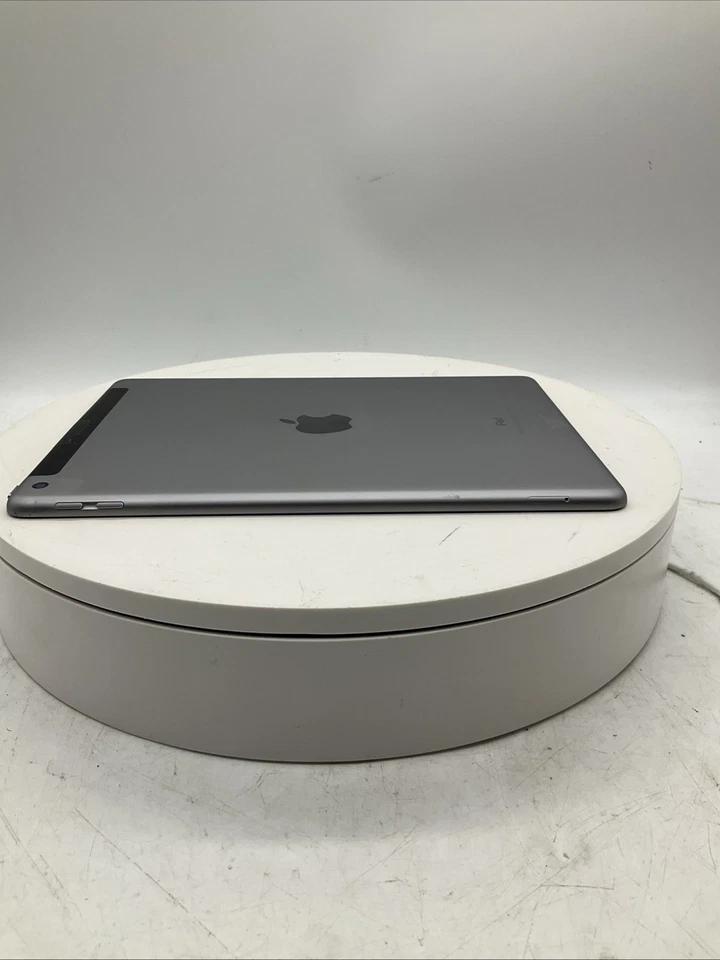 Apple iPad 5th Gen A1823 32 GB iOS 14.7.1 ( Wi-Fi + 4G ) Unlocked Space Gray - Image 4 of 4