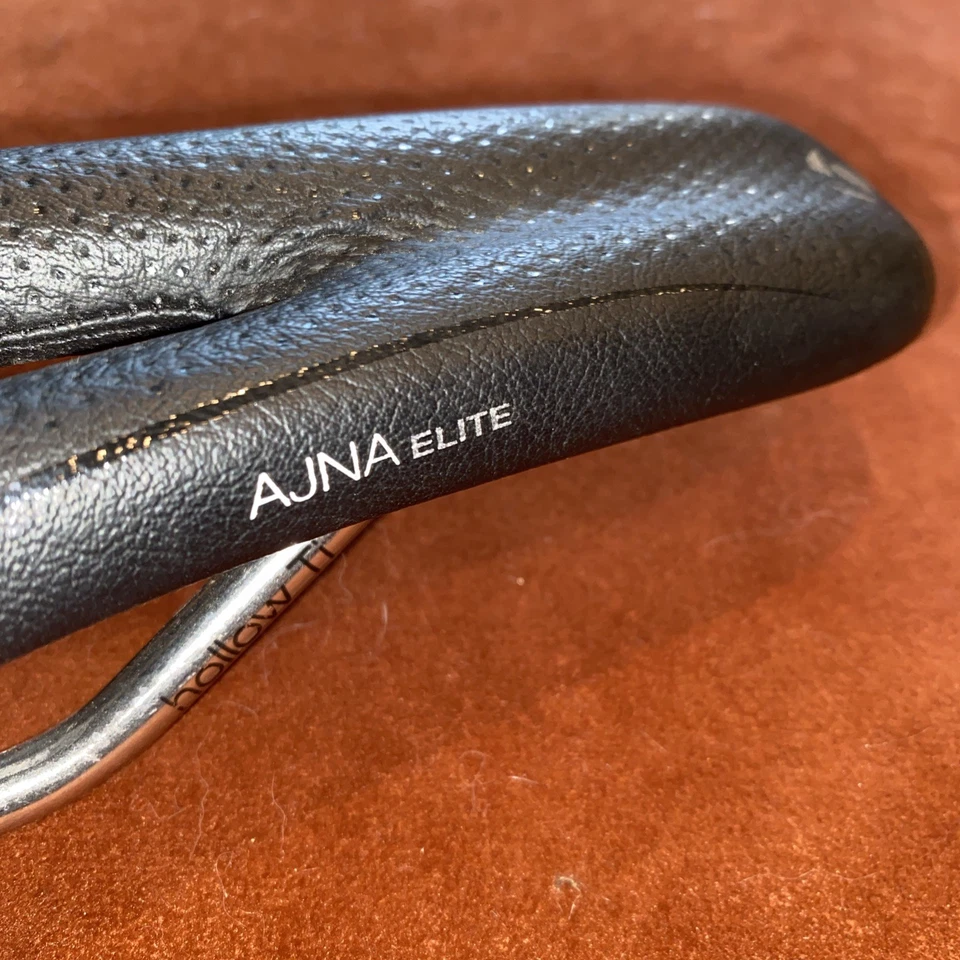 Sillín de bicicleta Bontrager AJNA Elite para mujer 144 mm 7 x 7 rieles Ti huecos 216 g negro Foto 3 de 4