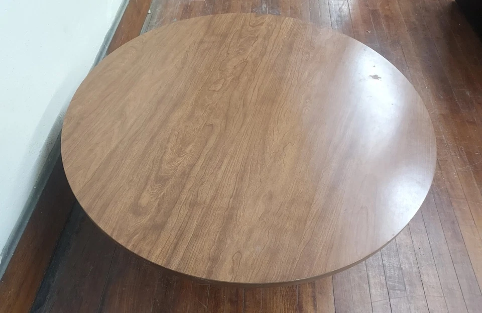 Soportes de mesa de centro redondos de roble macizo de 42" de alto con tapa giratoria BONITO estado Foto 3 de 4