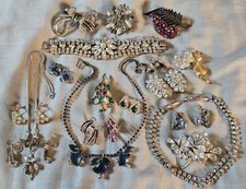 18 PC LOT VINTAGE JEWELRY RHINESTONE NECKLACE EARRINGS TREE BROOCH SOME SIGNED
