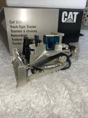 NZG 451 CATERPILLAR CAT D9R KETTENSCHLEPPER MIT HECKREISSER IN SILBER 1.50