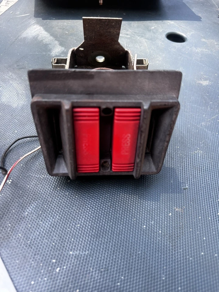 沃尔沃安全带机构 | 1985 年沃尔沃 240 '79-'85 |240 244 245 中控台 — 第 2/3 张图片